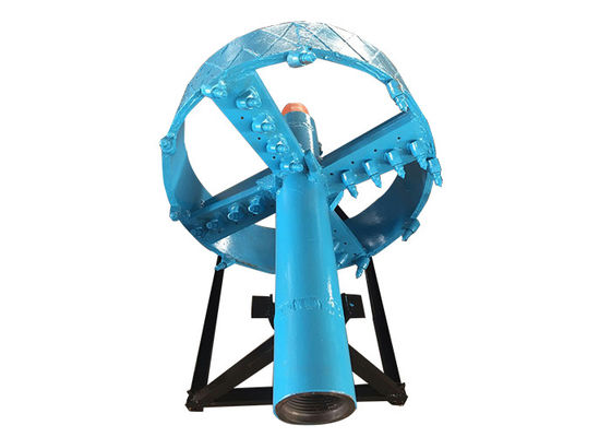 API 168mm OD. Czarny frez karbidowy z rowkami do rozwiercania stali, 1800mm