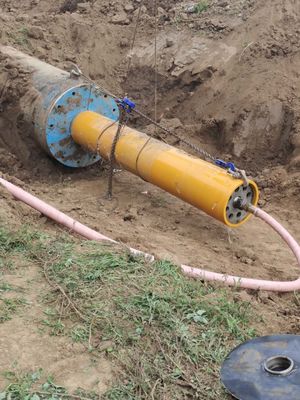 Pomarańczowa maszyna do wbijania rur osłonowych